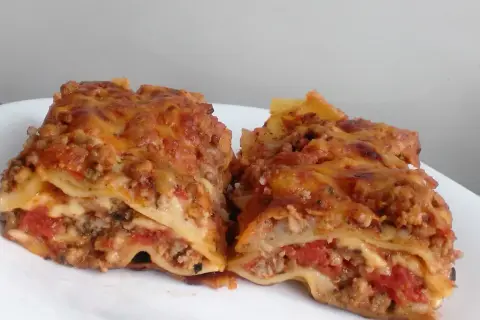 Lazania czy Lasagne? Obie formy poprawne! Jak ich używać?
