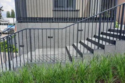 Nowoczesne schody zewnętrzne z metalową balustradą, idealne co na schody zewnętrzne.