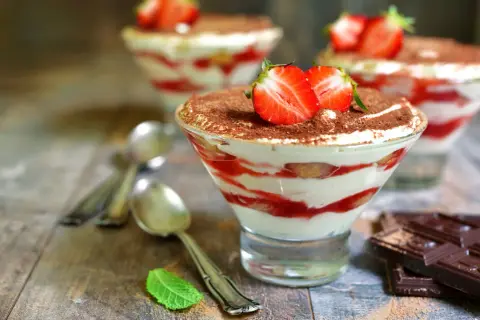 Pyszne tiramisu z truskawkami i mascarpone. Idealny deser, gdy zastanawiasz się, co zrobić z mascarpone.