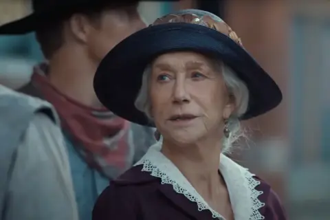 Helen Mirren i en elegant hatt och klänning, som en del av en 1923 serie.