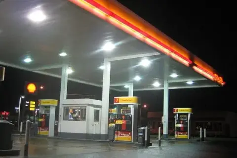 Czy diesel pojedzie na benzynie? Konsekwencje i koszty zatankowania benzyny do diesla