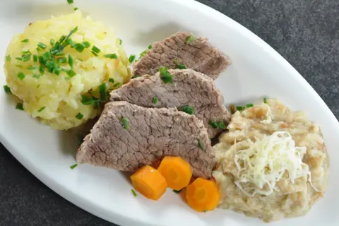 Zartes Tafelspitz-Rezept mit Kartoffelpüree, Apfelkren und Karotten.