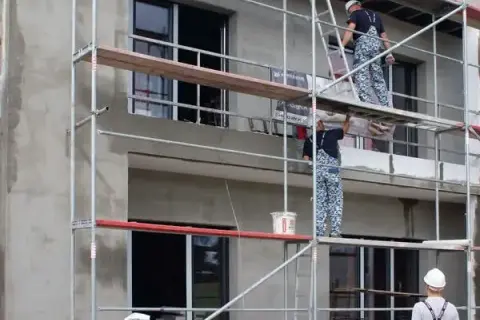 Kiedy robić elewację? Najlepsze sezony i warunki do pracy