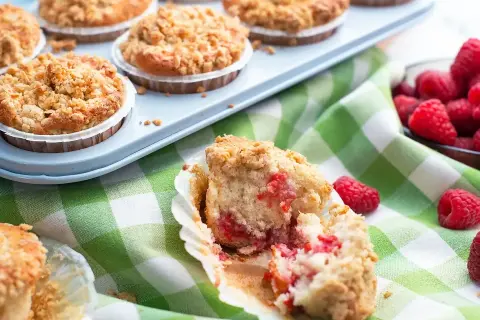 Muffins med hallon, en härlig smulpajsmuffins med saftiga hallon inuti. Perfekt till fikat!