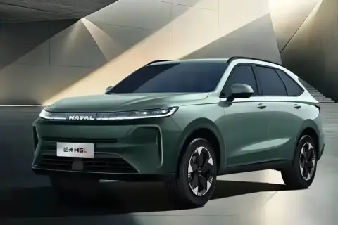 Nowy, zielony SUV Haval H6L prezentuje się nowocześnie na tle architektonicznych kształtów.