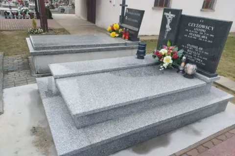 Ile czasu po pogrzebie można postawić pomnik, aby uniknąć problemów?