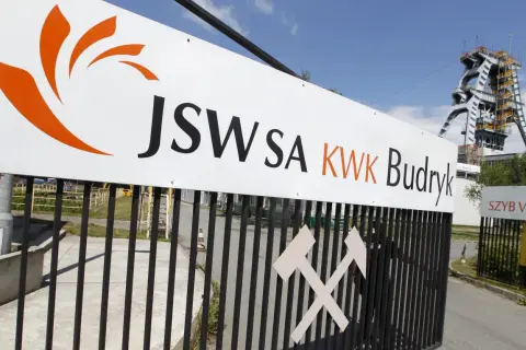 JSW SA KWK Budryk – symbol górnictwa i nadzieja na dobre notowania jsw. W tle wieża szybu kopalnianego.