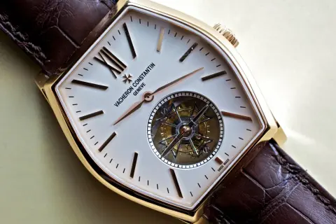 Reloj Vacheron Constantin con tourbillon que es una maravilla de la relojería, caja dorada y correa de piel marrón.