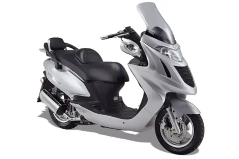 Scooter plateado, modelo Grand Dink 125, con asiento doble, parabrisas alto y detalles cromados.