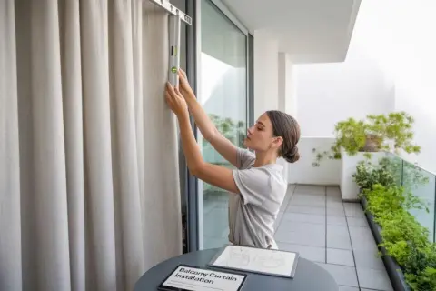 Zasłony na balkon w bloku: Montaż (wiercić czy bez wiercenia?)