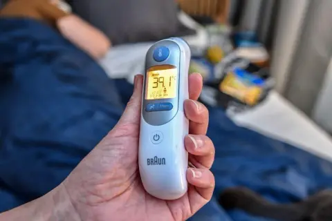 Termometer visar 39.1 grader. Ett barn med 40 graders feber utan andra symtom kan vara oroväckande.
