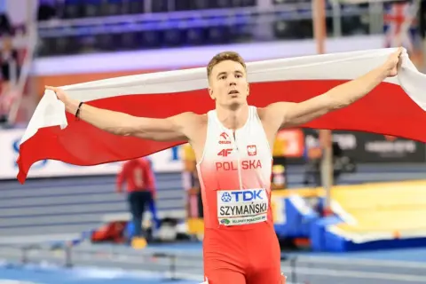 Szymański po zwycięstwie na Mistrzostwach Europy w lekkiej atletyce dumnie niesie polską flagę.