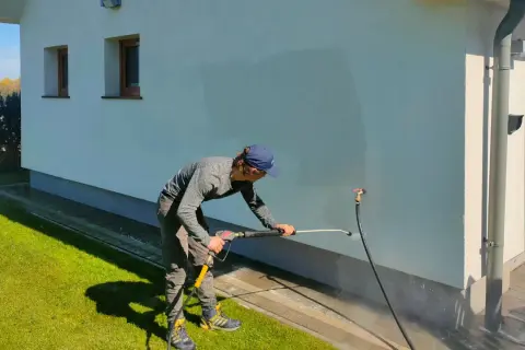 Jak skutecznie umyć elewację akrylową bez ryzyka uszkodzeń