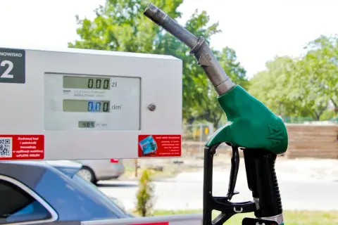 Zielony pistolet do paliwa na stacji Orlen. Obok wyświetlacz z zerowym licznikiem, gotowy do tankowania VERVA 98.