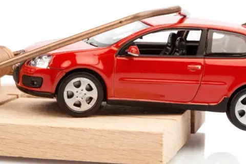 Une petite voiture rouge est piégée sur une souricière. Attention au contrôle technique véhicule électrique !