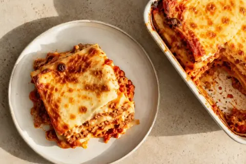 En härlig glutenfri lasagne med gyllene ost och rikligt med köttfärssås. Perfekt för en mysig middag.