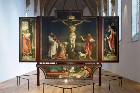 Der Isenheimer Altar zeigt die Kreuzigung Christi, Maria, Johannes und Maria Magdalena. Unten die Grablegung.