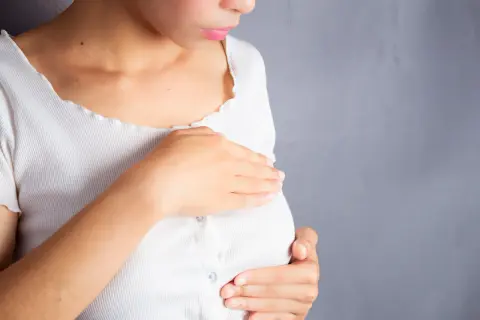 Przeziębiona pierś: objawy, przyczyny, leczenie. Kiedy do lekarza?
