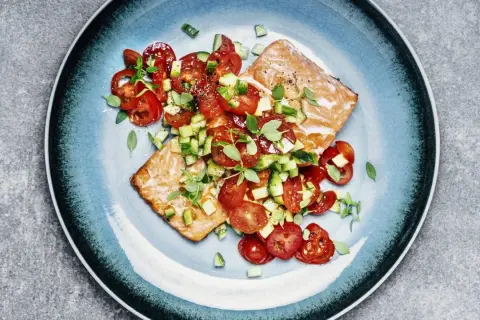 Lachs auf Salat: Rezepte, Tipps & Nährwerte für Ihre gesunde Mahlzeit