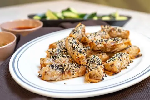 Krispiga vårrullar med sesamfrön, redo att serveras med dippsås. Ett perfekt vårrullar recept för alla tillfällen.
