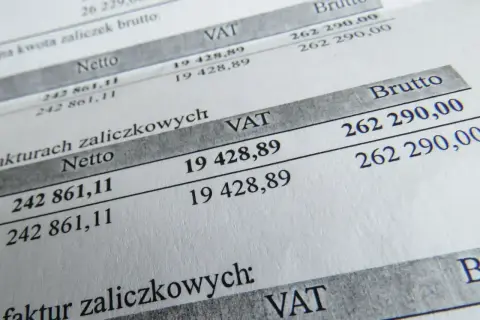 Dokument finansowy z kwotami netto, VAT i brutto. Widać tu kwotę VAT 19 428,89 zł, która stanowi część większej sumy brutto 262 290,00 zł.