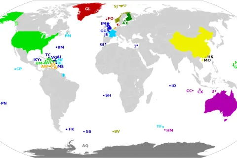 Mapa świata z zaznaczonymi punktami. Wśród nich państwa w Polinezji, jak np. wyspy oznaczone jako PF, PN, NU, CK.