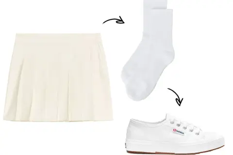 Gonna corta a pieghe color crema, calzini bianchi e sneakers Superga bianche: un outfit perfetto per ogni occasione.
