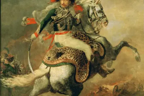 Un officier de chasseurs à cheval de la garde impériale chargeant, sabre au clair, sur un cheval blanc orné d'une peau de léopard.