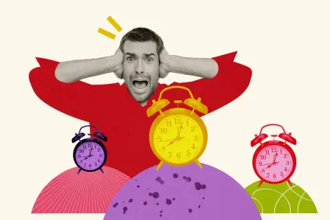 Przerażony mężczyzna z rękami na uszach, otoczony budzikami. Czy to symbol tego, co to znaczy FOMO?