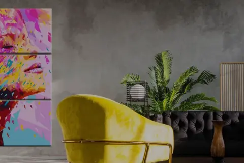 Abstraktes Porträt einer Frau in leuchtenden Farben auf einem Triptychon-Bild, das in einem modernen Wohnzimmer hängt.