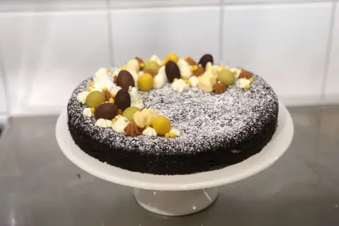 Chokladkladdkaka dekorerad med påskägg, grädde och strössel. Perfekt att frysa in och ta fram när suget efter något gott sätter in.