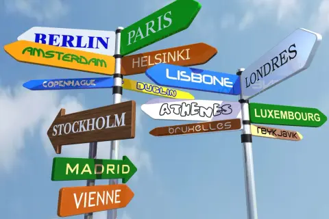 Señalización de ciudades europeas, como París, Berlín, Madrid y Londres, ideal para estudiantes que buscan becas Erasmus.