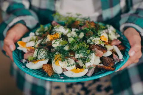 En härlig matjessill sallad med ägg, dill och knäckebröd. Perfekt för midsommar eller som en del av ett smörgåsbord. Ett enkelt matjessill recept att prova!