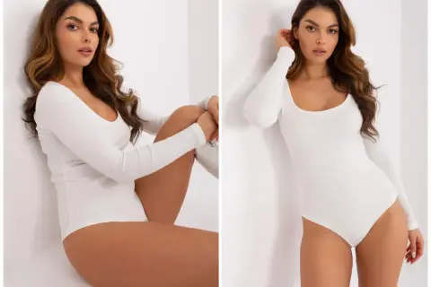 Kobieta w białym, prążkowanym body z długim rękawem. To idealne co to body na co dzień i na specjalne okazje.