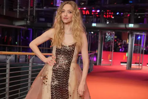 Amanda Seyfried na czerwonym dywanie, jakby zdradzała sekrety diety aktorek przed galą.