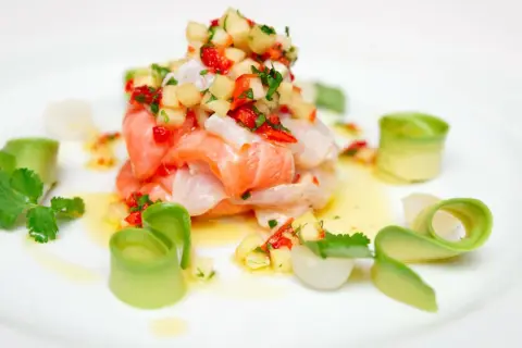 Świeże ceviche z łososia z awokado, kolendrą i pikantnym sosem.
