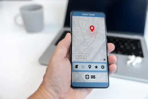 Aplikacja "Locator Tracker" na telefonie pokazuje mapę z lokalizatorem, pomagając w znalezieniu telefonu w domu.