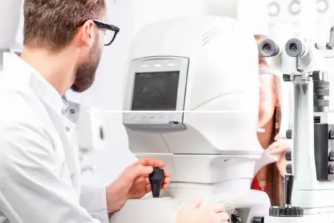 Kto dobiera okulary? Okulista, optometrysta czy optyk wybierz mądrze!