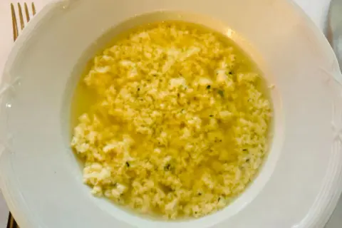 Stracciatella alla romana in una ciotola bianca, un classico confortante.
