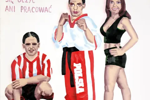 Obraz Marcina Maciejowskiego: trzej ludzie w strojach sportowych, jeden w biało-czerwonej koszulce, drugi w stroju do walki z napisem "Polska", trzecia w krótkiej, czarnej sukience.