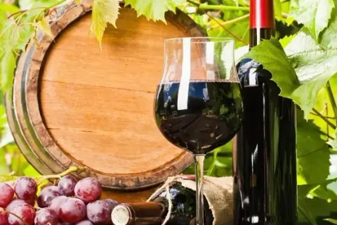 Jak wykorzystać nadmiar winogron? Praktyczne przepisy na przetwory i wino
