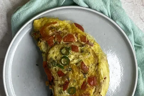 Kolorowy omlet z papryką i szczypiorkiem, idealny przepis na szybkie śniadanie.