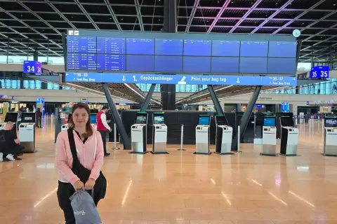 Frau am Flughafen Frankfurt, bereit für ihren Flug nach Dubai mit Emirates A380.