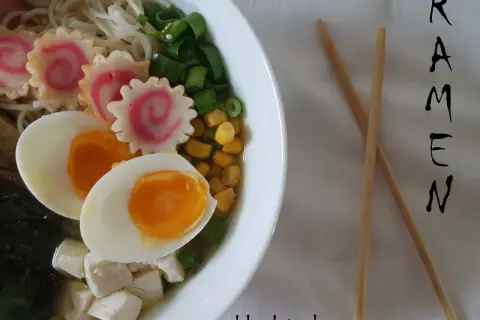 Miseczka ramenu z jajkiem, kukurydzą, tofu i narutomaki.