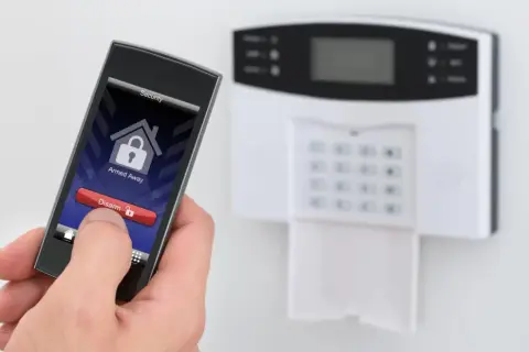 Jaki alarm do mieszkania w bloku? Bezprzewodowy? Smart? Wybierz mądrze!