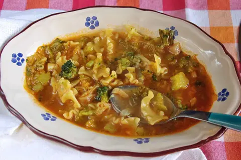Minestra di Broccolo Romano: Ricetta Facile e Gustosa