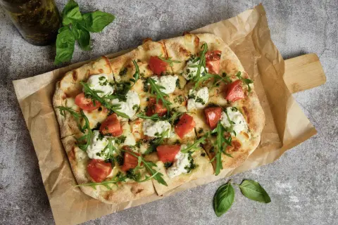 Z czym zrobić pizzę? Inspiracje od klasyki po wegańskie hity
