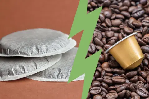 Differenza tra cialde ESE e capsule: da un lato cialde in carta, dall'altro una capsula dorata tra chicchi di caffè.