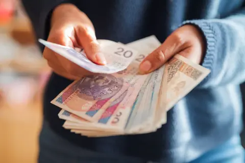 Dłonie liczą polskie banknoty. Od kiedy 800 plus, pieniądze w portfelu nabrały nowego znaczenia.