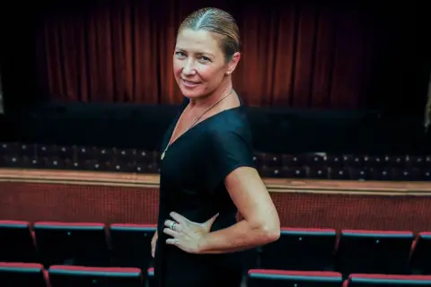 Sara Baras, con su edad, posa con elegancia en un teatro, lista para deslumbrar.
